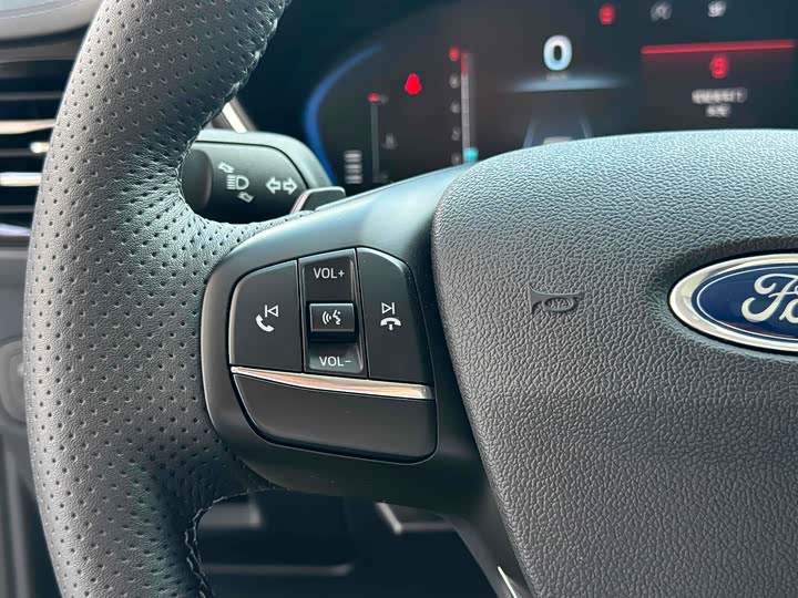 Фото 10 - Ford Focus Active