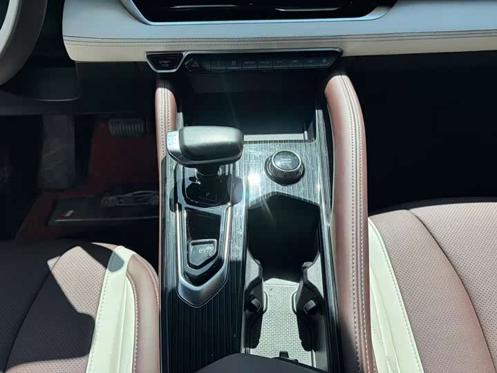 Фото 15 - Geely Monjaro