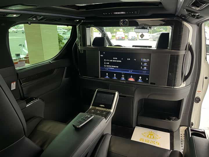 Фото 14 - Lexus LM