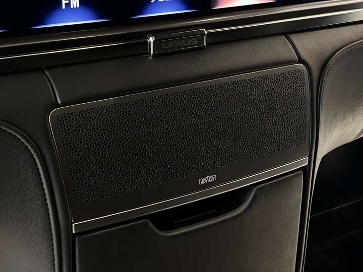 Фото 20 - Lexus LM