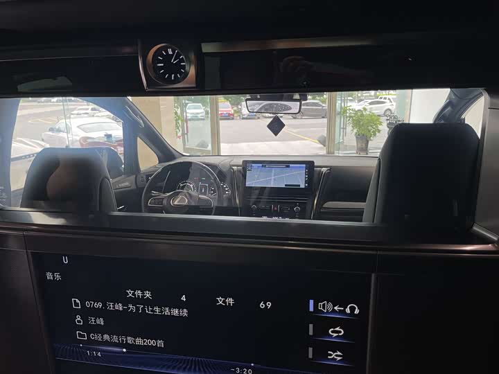 Фото 21 - Lexus LM