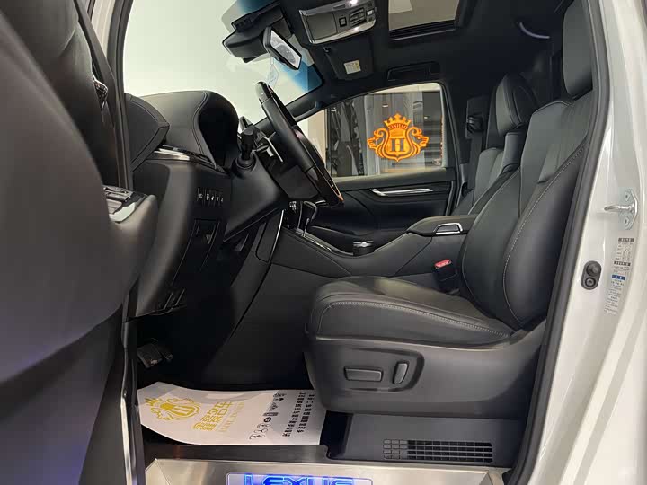 Фото 7 - Lexus LM