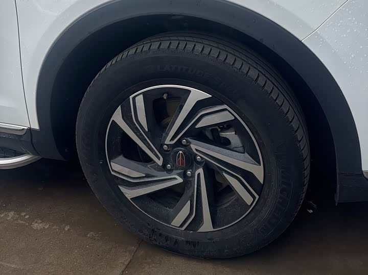 Фото 12 - Hongqi HS5