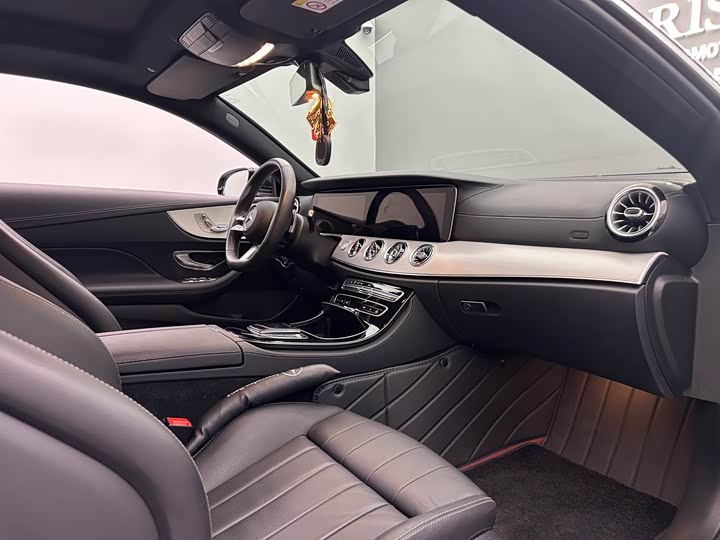 Фото 10 - Mercedes-Benz E-Class