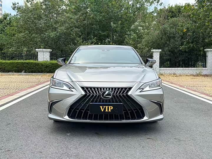 Фото 2 - Lexus ES