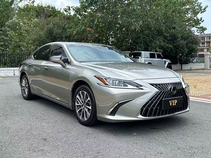 Фото 3 - Lexus ES