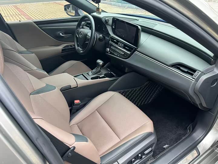 Фото 7 - Lexus ES