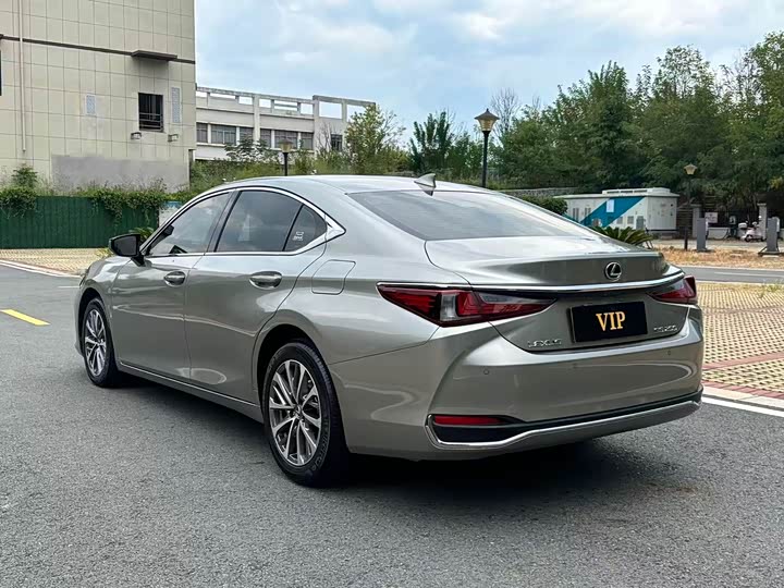 Фото 9 - Lexus ES