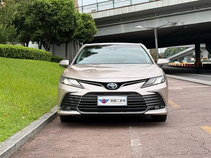 Фото 2 - Toyota Camry