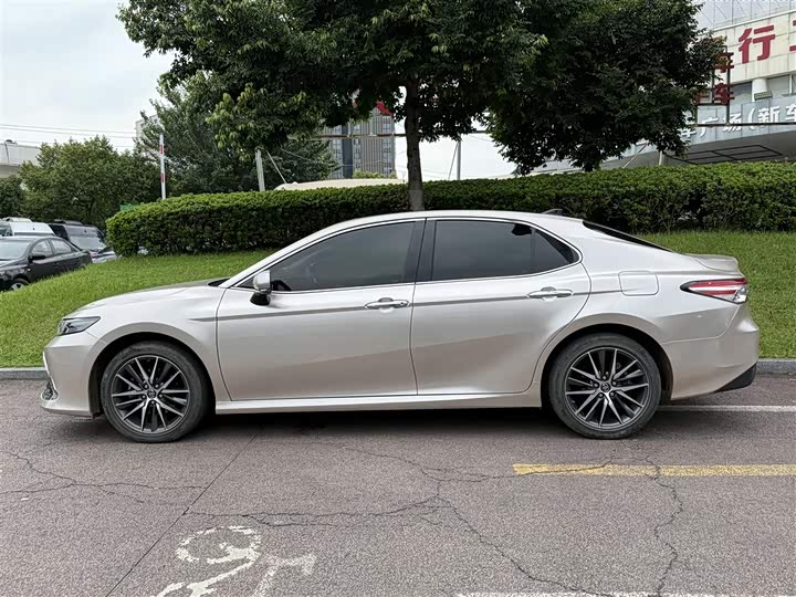 Фото 3 - Toyota Camry