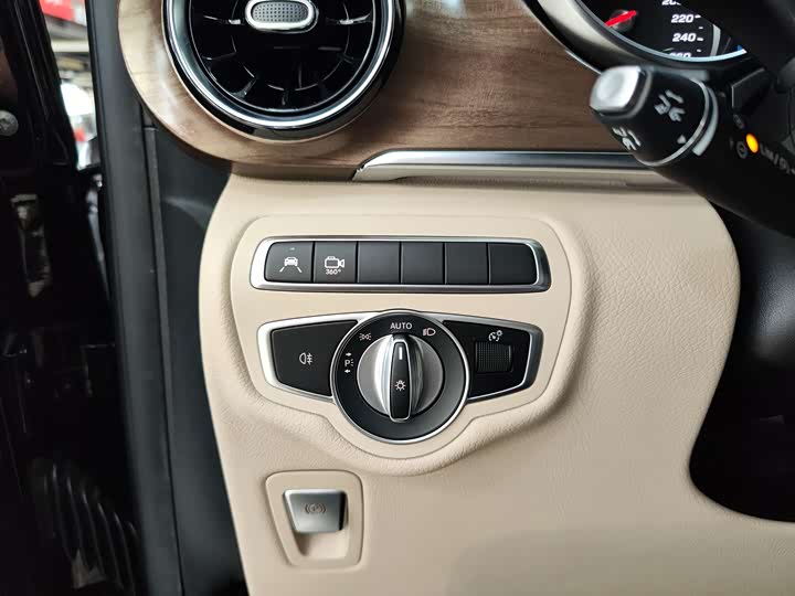 Фото 15 - Mercedes-Benz V-Class