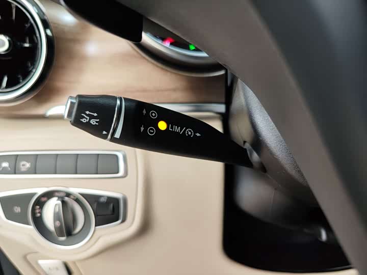 Фото 16 - Mercedes-Benz V-Class