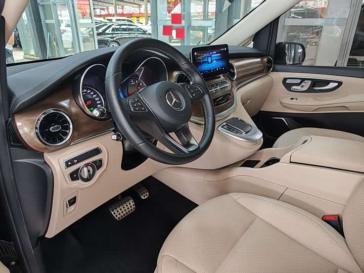 Фото 9 - Mercedes-Benz V-Class