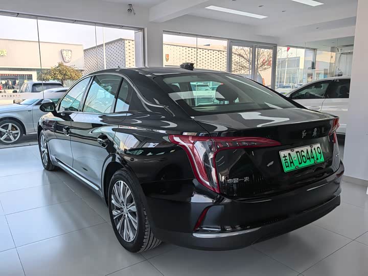 Фото 8 - Hongqi E-QM5