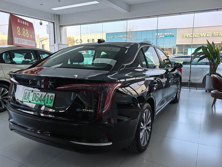 Фото 9 - Hongqi E-QM5