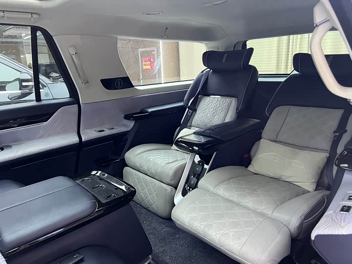 Фото 8 - Lincoln Navigator One