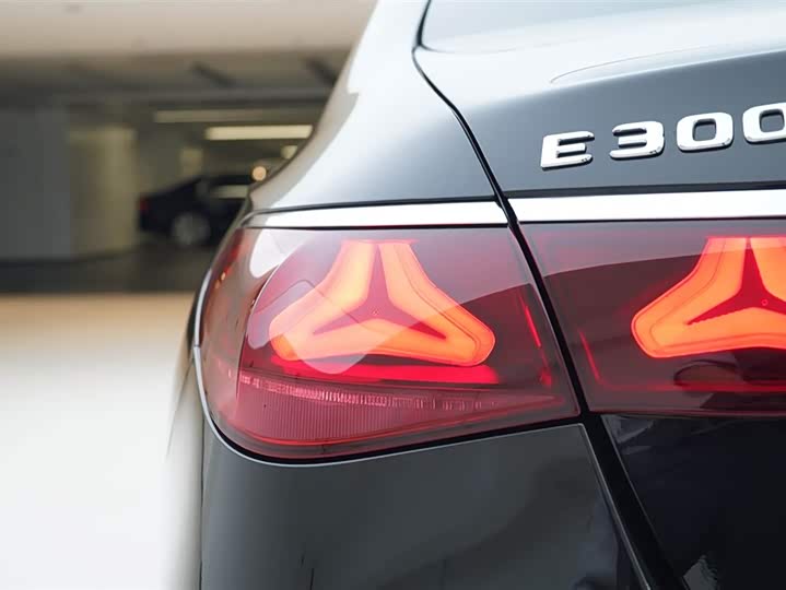 Фото 15 - Mercedes-Benz E-Class