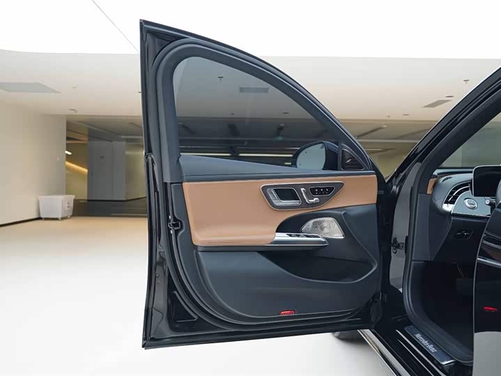 Фото 16 - Mercedes-Benz E-Class