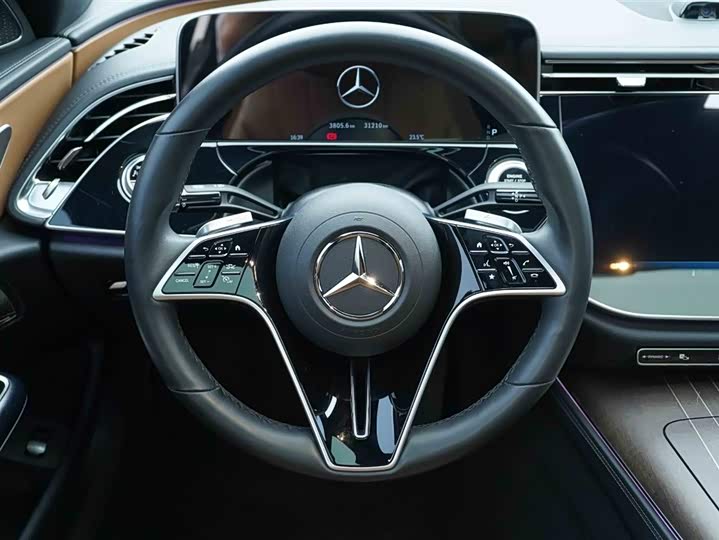 Фото 17 - Mercedes-Benz E-Class