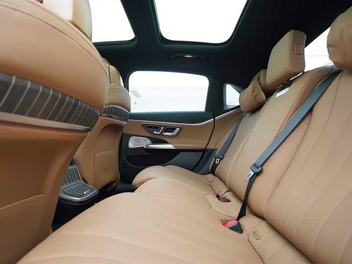 Фото 20 - Mercedes-Benz E-Class