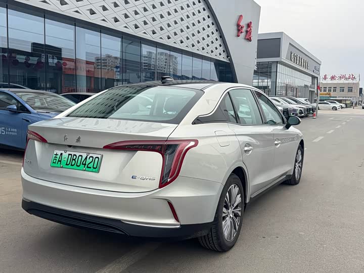 Фото 4 - Hongqi E-QM5