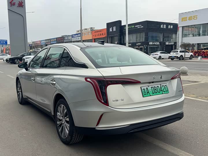 Фото 6 - Hongqi E-QM5