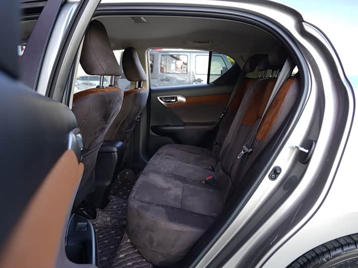 Фото 9 - Lexus CT 200h