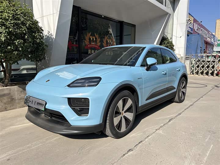 Фото 1 - Porsche Macan EV