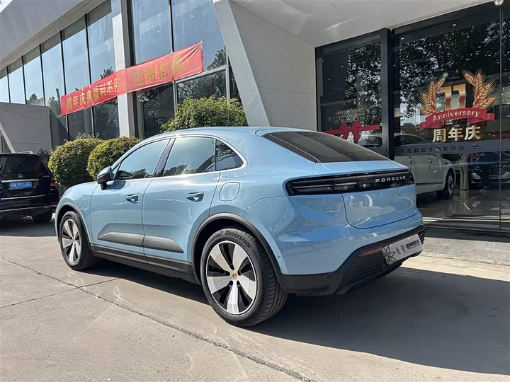 Фото 3 - Porsche Macan EV