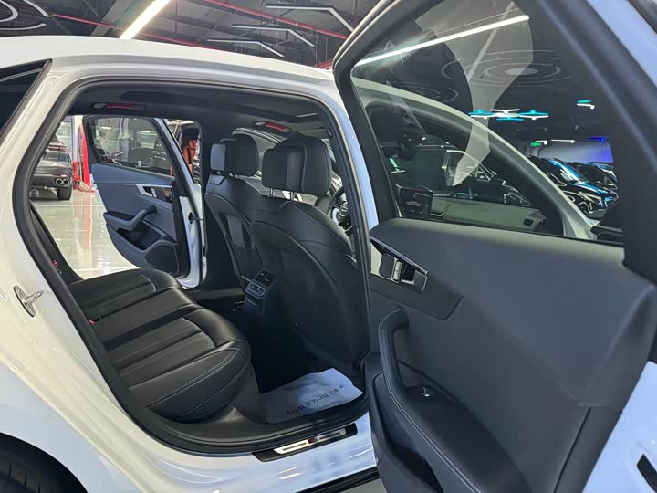 Фото 14 - Audi A4L