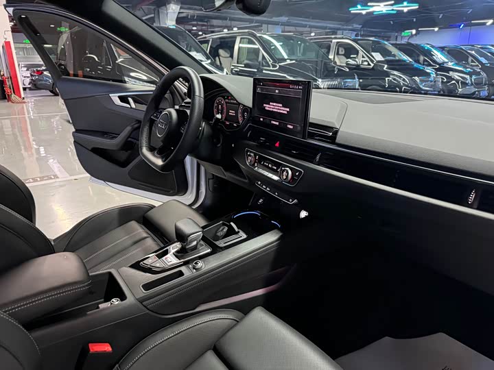 Фото 17 - Audi A4L