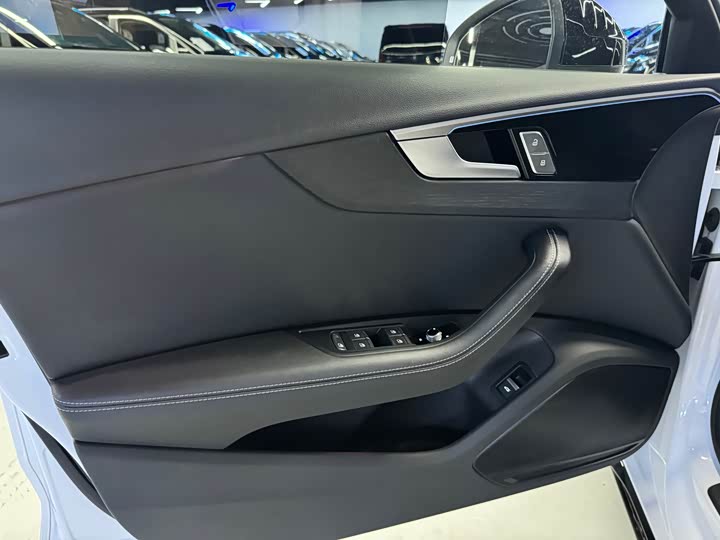 Фото 4 - Audi A4L