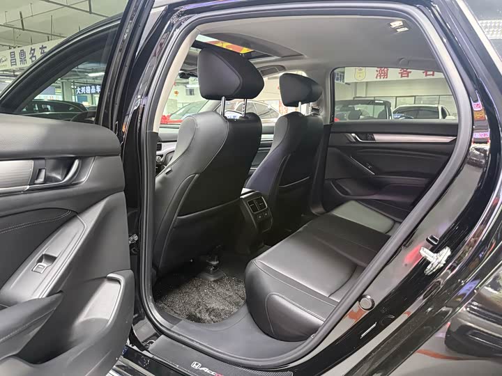 Фото 9 - Honda Accord