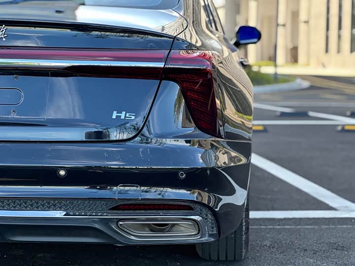 Фото 12 - Hongqi H5