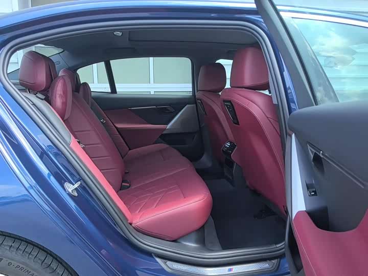 Фото 11 - BMW i5