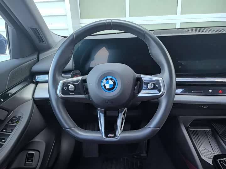 Фото 12 - BMW i5
