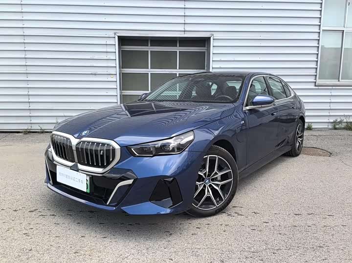 Фото 2 - BMW i5
