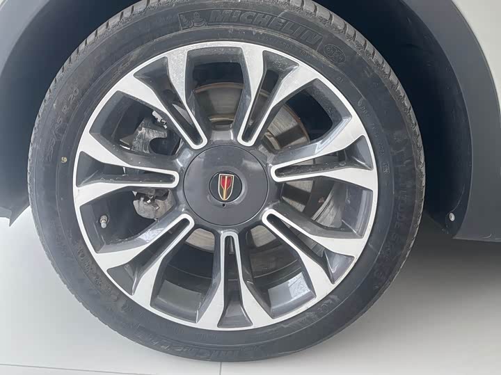 Фото 13 - Hongqi HS5