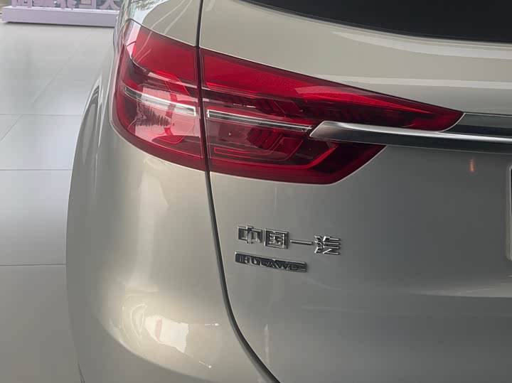 Фото 14 - Hongqi HS5