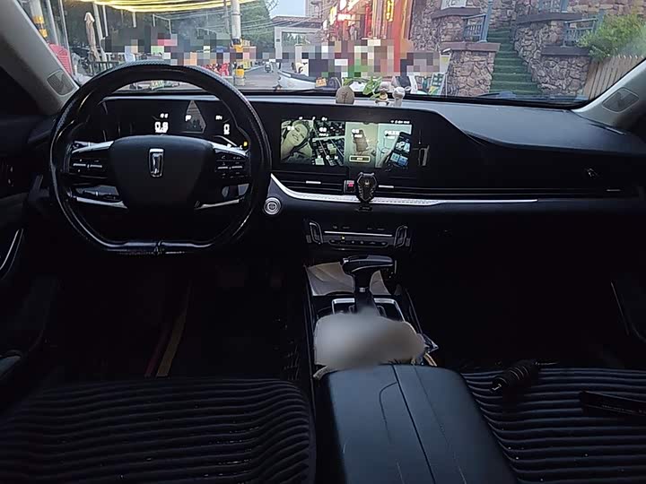 Фото 13 - Bestune B70