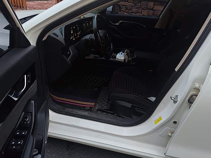 Фото 14 - Bestune B70