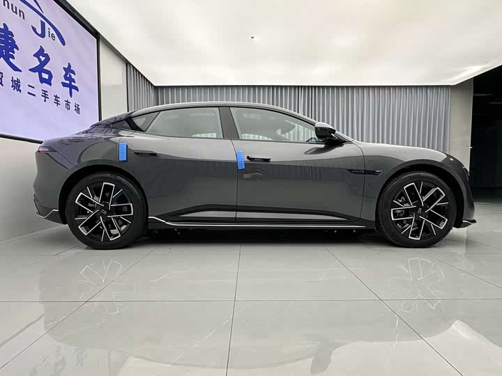 Фото 2 - Avatr 06