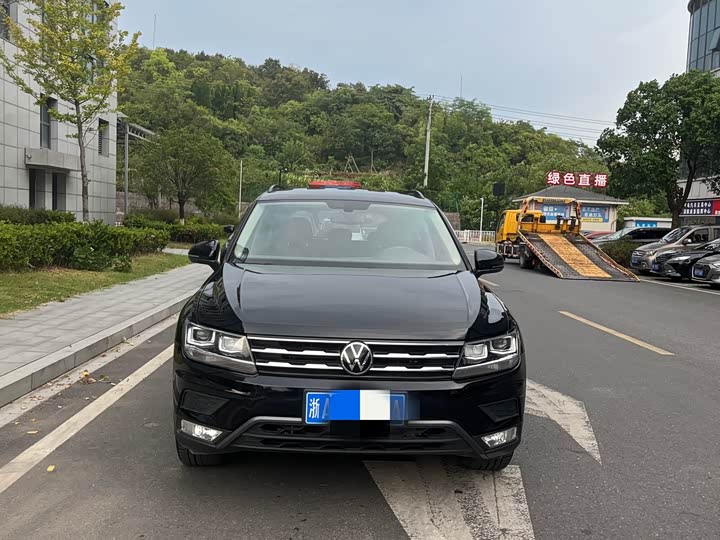 Фото 2 - Volkswagen Tiguan L Pro
