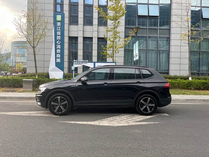Фото 8 - Volkswagen Tiguan L Pro