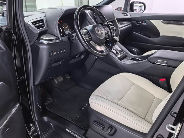 Фото 8 - Lexus LM