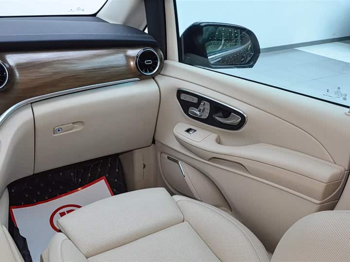 Фото 16 - Mercedes-Benz V-Class