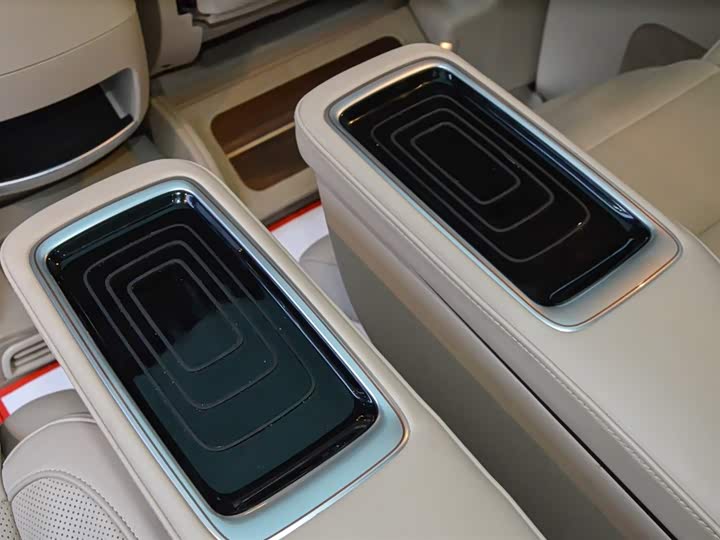 Фото 27 - Mercedes-Benz V-Class