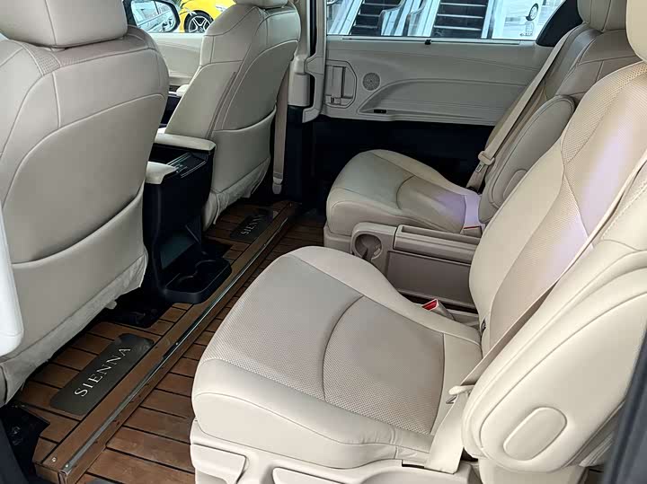 Фото 10 - Toyota Sienna