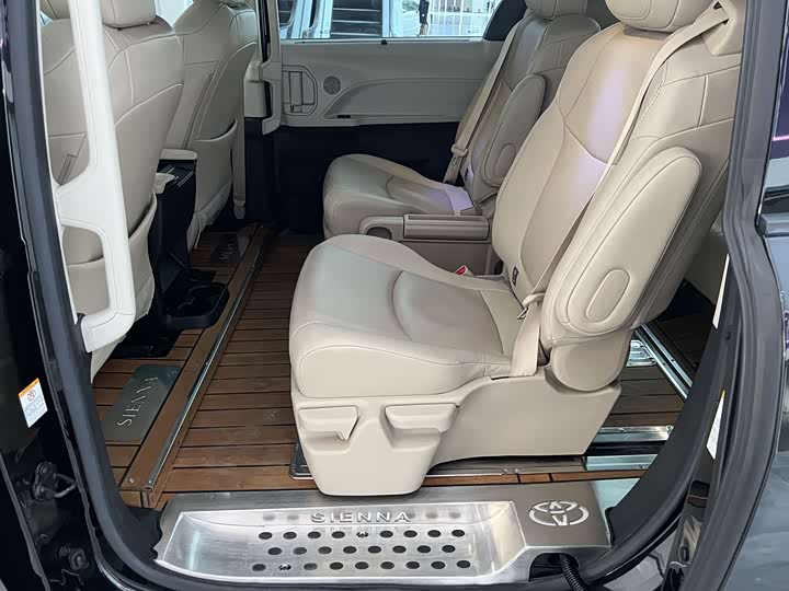 Фото 17 - Toyota Sienna
