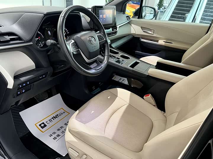 Фото 7 - Toyota Sienna